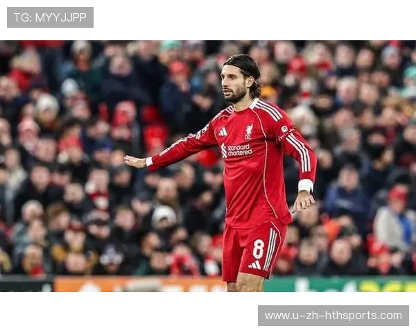 利物浦角球连续制造威胁，范迪克头球顶偏